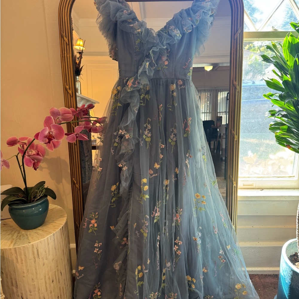 🚫 SOLD 🚫Whimsical Blue Floral Embroidered Tulld Fairy Dress (S/M)